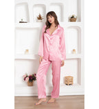 Pyjama long coordonné en satin glacé